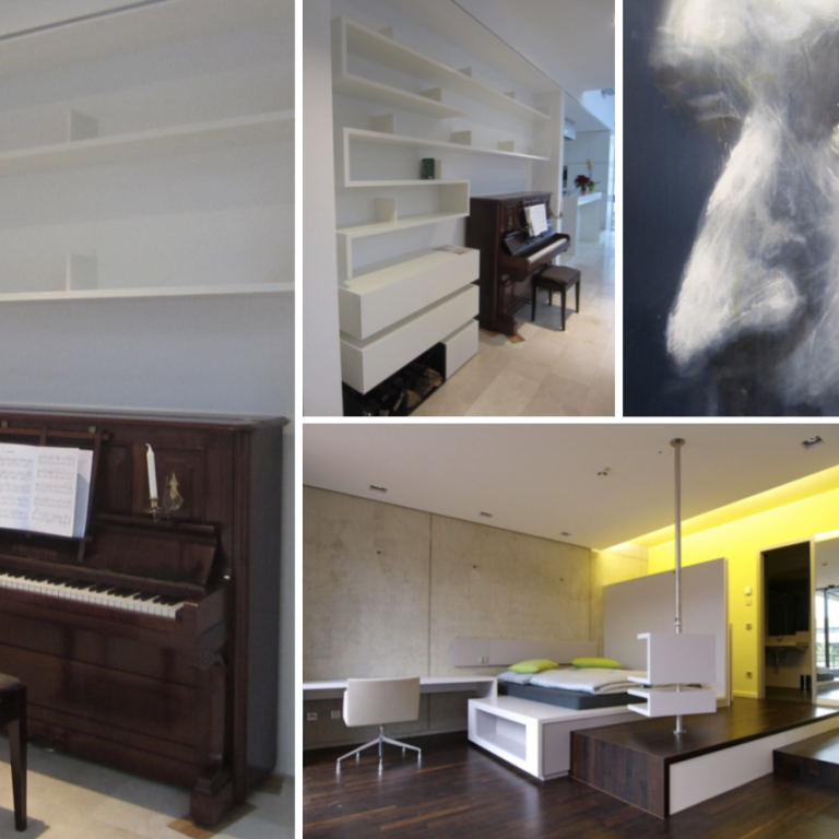 Ein Raum mit Klavier, minimalistischen Regalen und modernem Mobiliar.